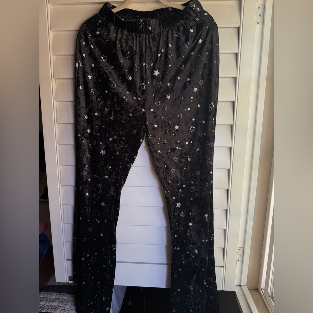 SHEIN Black Star Print womens bootleg leggings